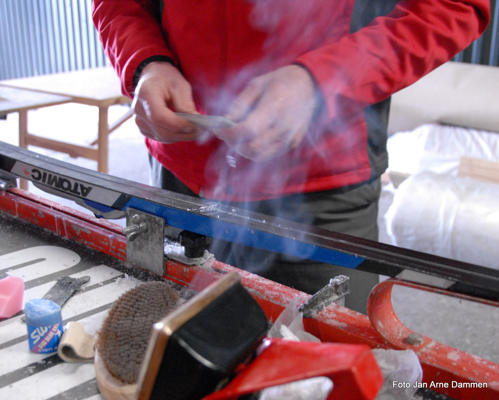 Innånding av løsemidler fra skismøring er helseskadelig. Foto Jan