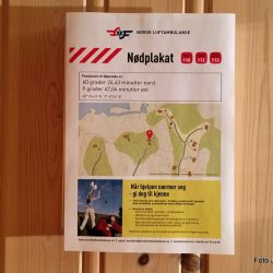 Nødplakaten henges opp på veggen så alle enkelt kan fortelle hvor man er. Foto Jan Arne Dammen
