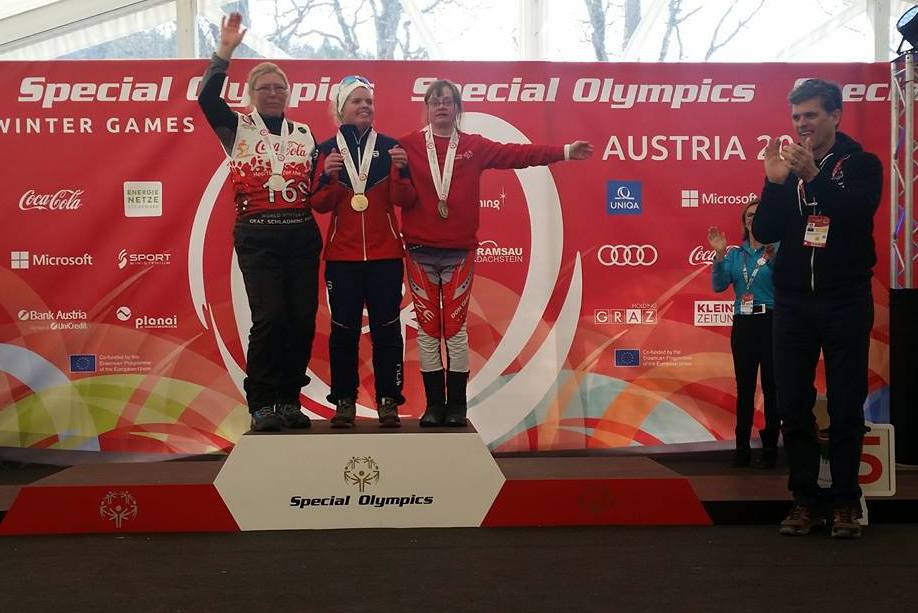 Gullmedaljen ble utdelt av øverste leder i Special Olympics Timothy Shriver.