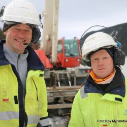 Energimontørenen i Valdres Energi, Jostein Holden (til venstre) og Leif Johnny Ringen hadde god hjelp av Knut Olav Bergheim i mobilkrana , til å få ut kablene.