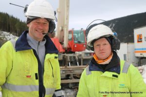 Energimontørenen i Valdres Energi, Jostein Holden (til venstre) og Leif Johnny Ringen hadde god hjelp av Knut Olav Bergheim i mobilkrana , til å få ut kablene.