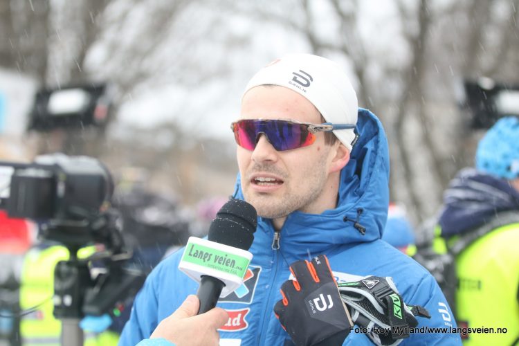 Sondre Turvoll Fossli fra Hokksund bor kun ei lita rulleskiøkt unna startstreken til skisprinten i Drammen. Under intervjues han etter den sterke 6. plassen i World Cup sirkuset i Elvebyen foto Roy Myrland