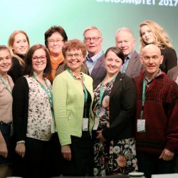 LAndsmøtebilde Vestfold SP (foto: Ragne Borge Lysaker, Sp) Fra venstre bak: Hilde Beate Tørnby, Ida Cathrine Nilsen, Lise Wåden Tandberg, Per Harald Agerup, Thorvald Hillestad, Lise Marie Sommerstad Foran fra venstre: Oda Maria Hokstad, Henriette Sørbøe Andreassen, Kathrine Kleveland, Jill Eirin Undem, Olav Nordheim, Per-Asbjørn Andvik Ronny Pettersen var ikke tilstede da bildet ble tatt