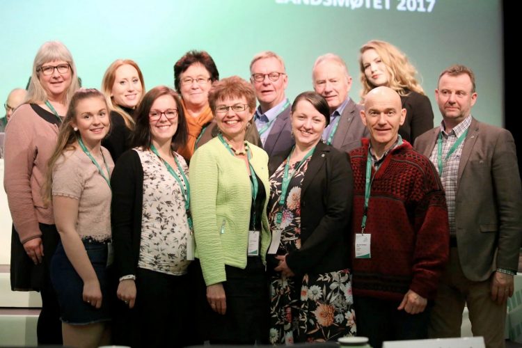 LAndsmøtebilde Vestfold SP (foto: Ragne Borge Lysaker, Sp) Fra venstre bak: Hilde Beate Tørnby, Ida Cathrine Nilsen, Lise Wåden Tandberg, Per Harald Agerup, Thorvald Hillestad, Lise Marie Sommerstad Foran fra venstre: Oda Maria Hokstad, Henriette Sørbøe Andreassen, Kathrine Kleveland, Jill Eirin Undem, Olav Nordheim, Per-Asbjørn Andvik Ronny Pettersen var ikke tilstede da bildet ble tatt