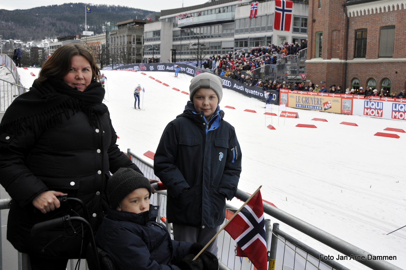 Lena Haddal, Mikkel og Mellet koser seg under World Cup Drammen. Foto Jan Arne Dammen