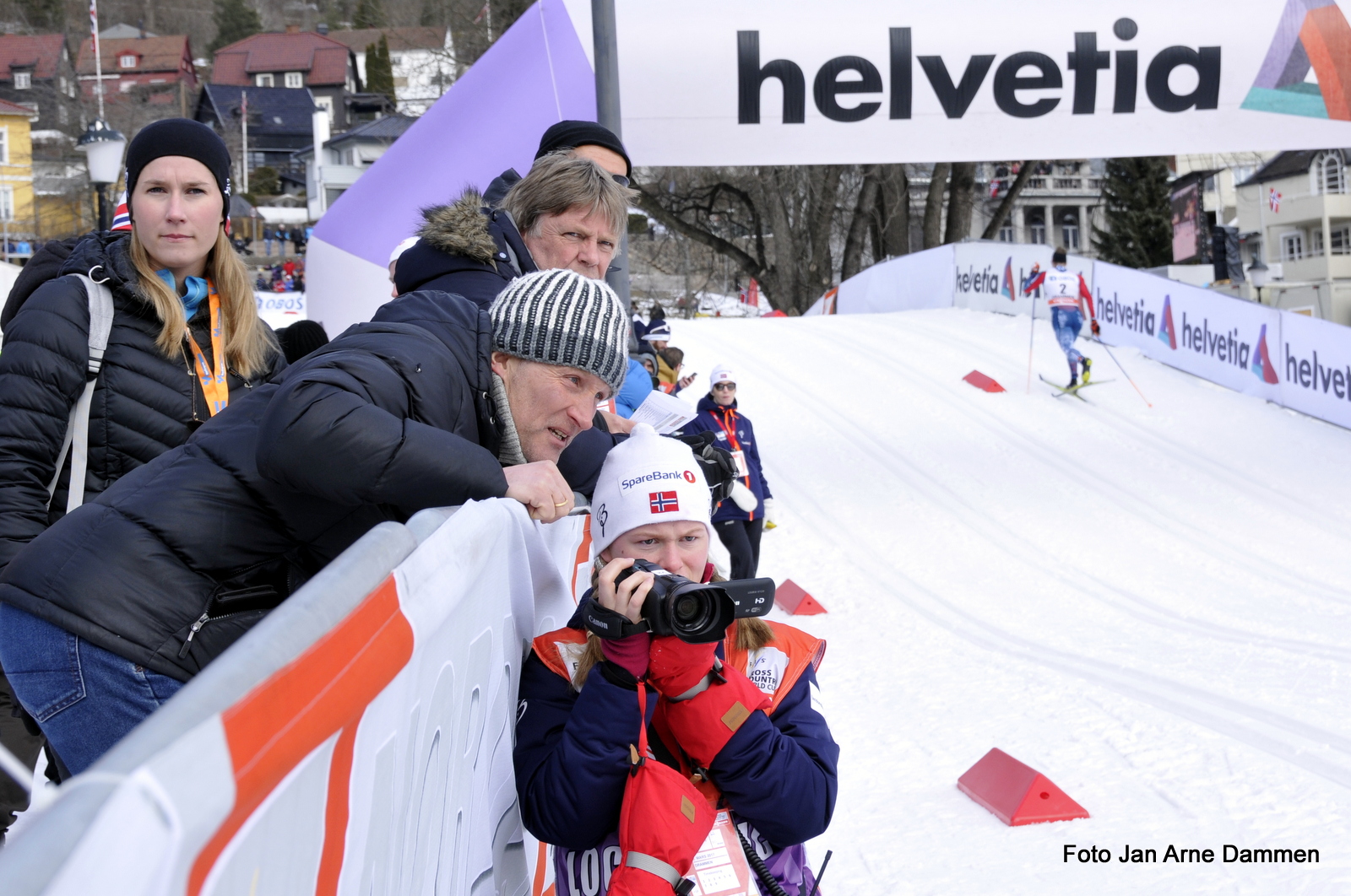 FIS leder Vegard Ulvang og Stine Helen Hole filmer ved den stakefrie sonen i World Cup Drammen. Foto Jan Arne Dammen