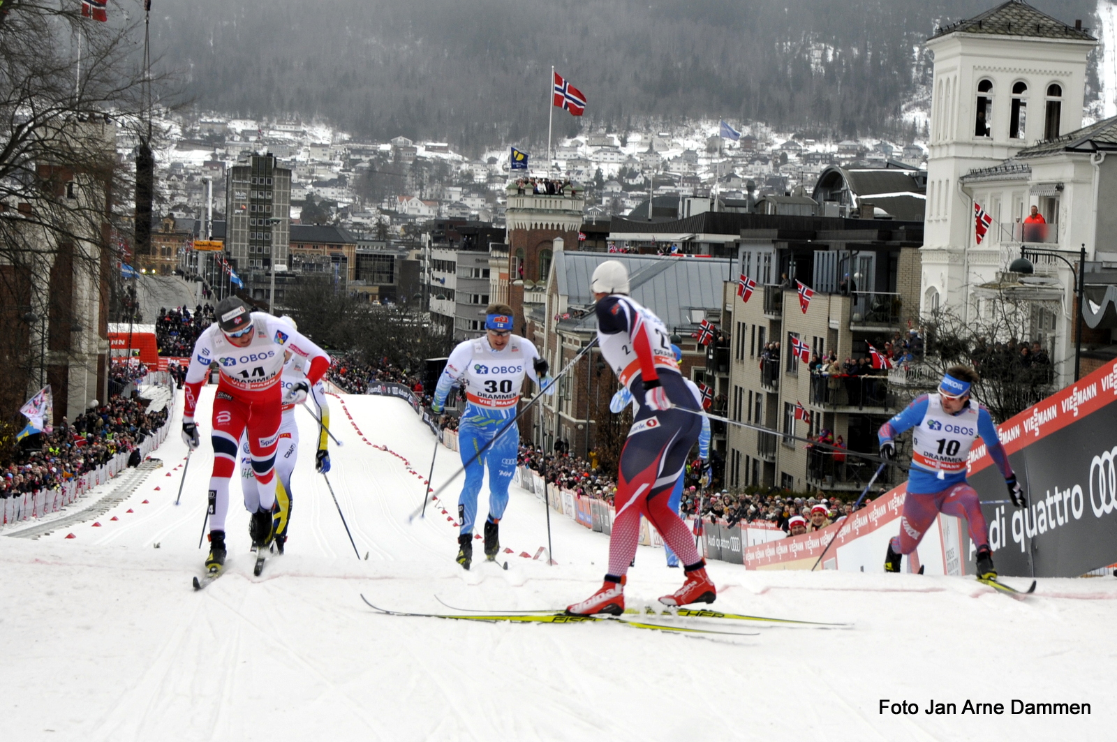 Petter Northug snur seg mot konkurrentene og hilser til publikum i World Cup Drammen. Foto Jan Arne Dammen 