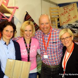 Fra venstre: Irene Goflebakke, Vyrk A/S, Lene Kvisgaard, VisitValdres. Ernst Løksa, Valdres Arbeidssenter A/S og Unni Jacobsen fra Bohus Møbelhuset på Leira Foto Roy Myrland