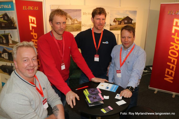 Irene Goflebakke og Svein Ove Bolstad på Vyrk sin stand på Hyttemesen.