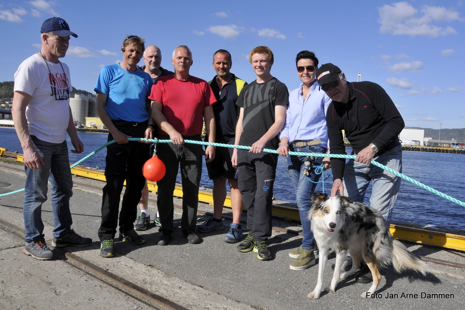 Fra v. Arne Strøm, Per Saastad, Tom Stensås, Karl G. Aaknes, Frode Langerud, Magnus Langerud, Ann Kristin Vie, Oddvar Løff og hunden Cash. Foto Jan Arne Dammen