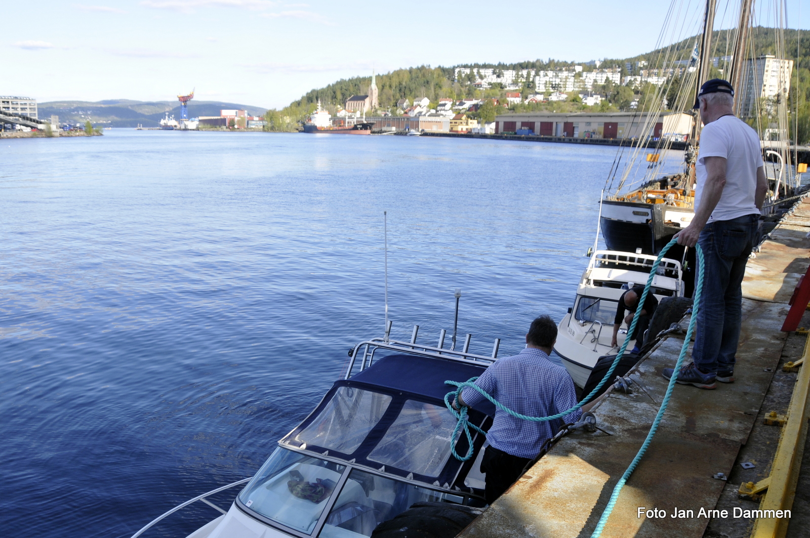 Flere båter gjøres klare til å være med på slepet