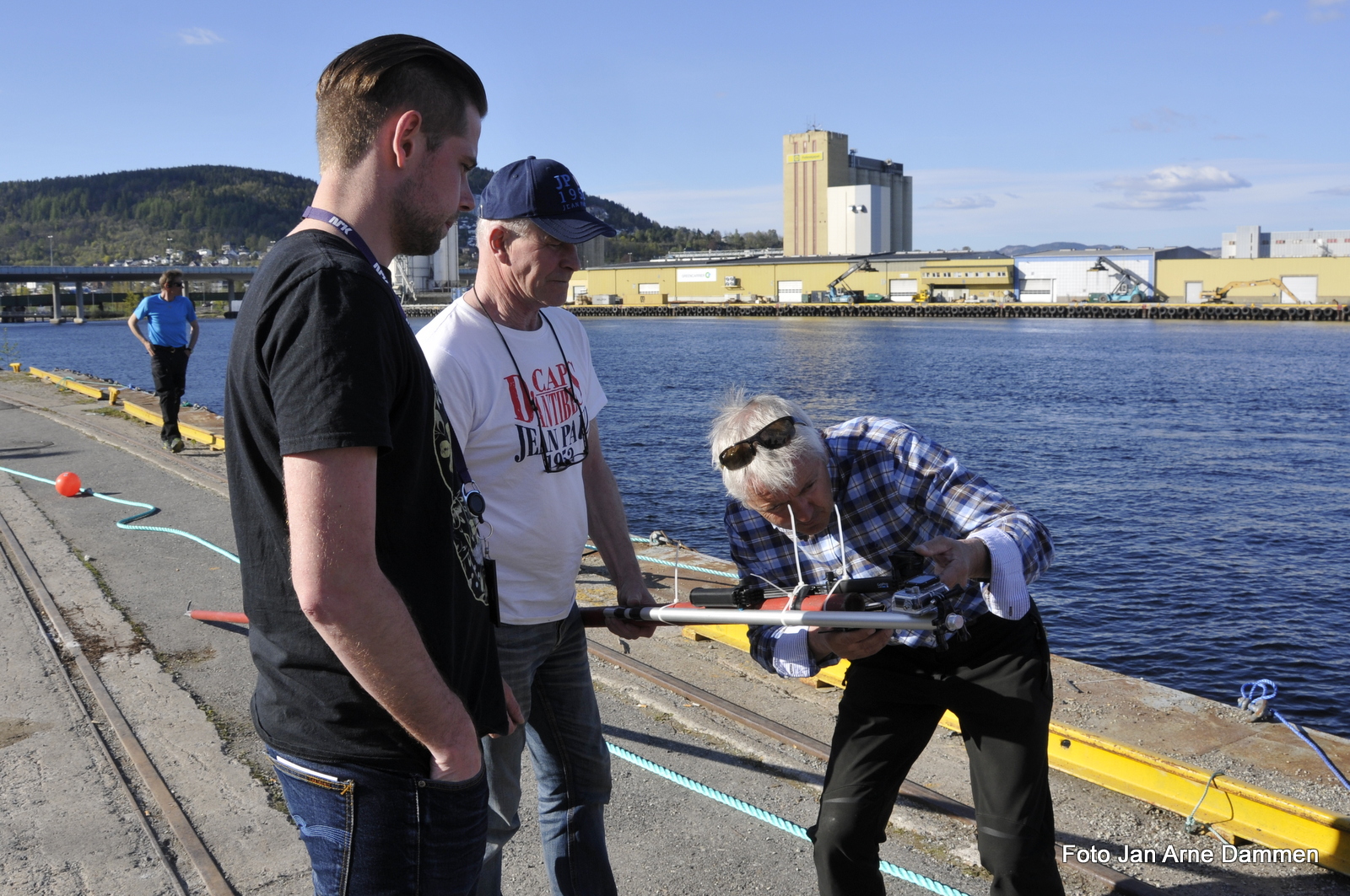 Daglig leder i klekkeriet Stig André Berg fester undervannskamera mede NRK. Foto Jan Arne Dammen