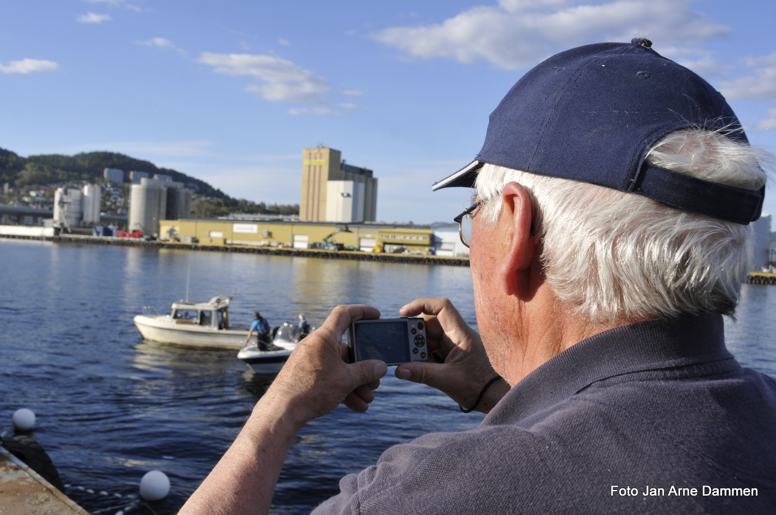 Lokalpressen er på plass, her med Oddvar Løff. Foto Jan Arne Dammen