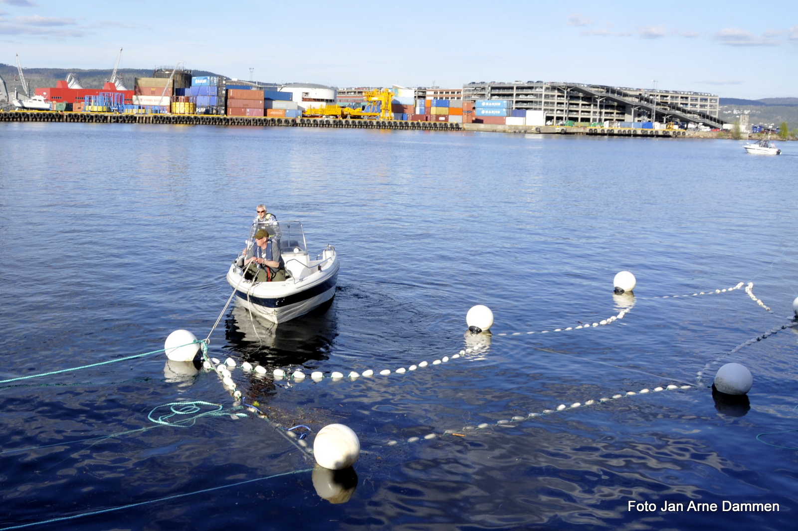 Nøter med 120.000 laksesmolt gjøres klare for slepet. Foto Jan Arne Dammen