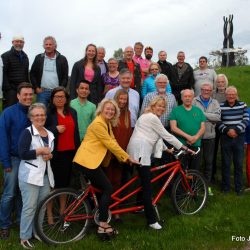 Med skulpturen "Ode til lyset" i bakgrunnen er noen av "verdens fineste dugnadsgjeng" samlet. Foto Jan Arne Dammen