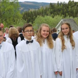 Konfirmanter i Skrautvål kyrkje 28. mai. Martin Myrland Skrautvol, Amund Hellum Noraker, Kamilla Goflebakke, Henriette Meisdalshagen og Christian Thon Christensen.