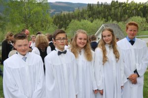 Konfirmanter i Skrautvål kyrkje 28. mai. Martin Myrland Skrautvol, Amund Hellum Noraker, Kamilla Goflebakke, Henriette Meisdalshagen og Christian Thon Christensen.