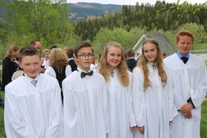 Konfirmanter i Skrautvål kyrkje 28. mai. Martin Myrland Skrautvol, Amund Hellum Noraker, Kamilla Goflebakke, Henriette Meisdalshagen og Christian Thon Christensen.