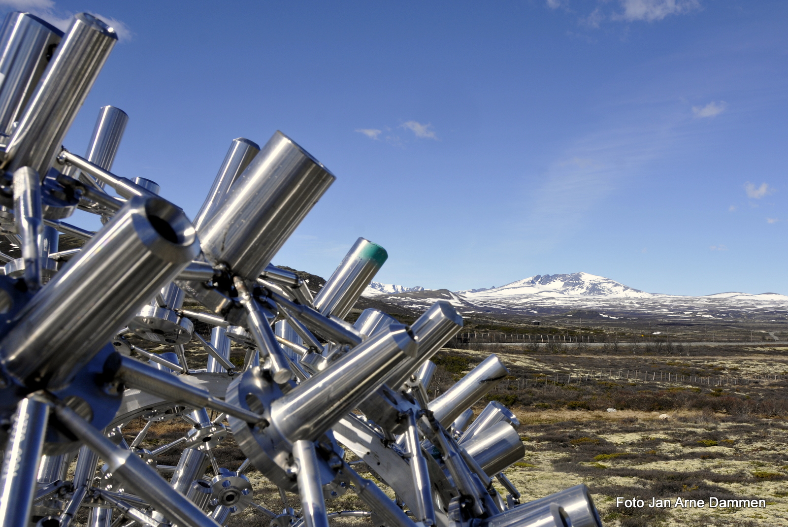 Kjører du over Dovrefjell bør du ta deg tid til en stopp ved skulpturen «Mental genbank» Foto Jan Arne Dammen