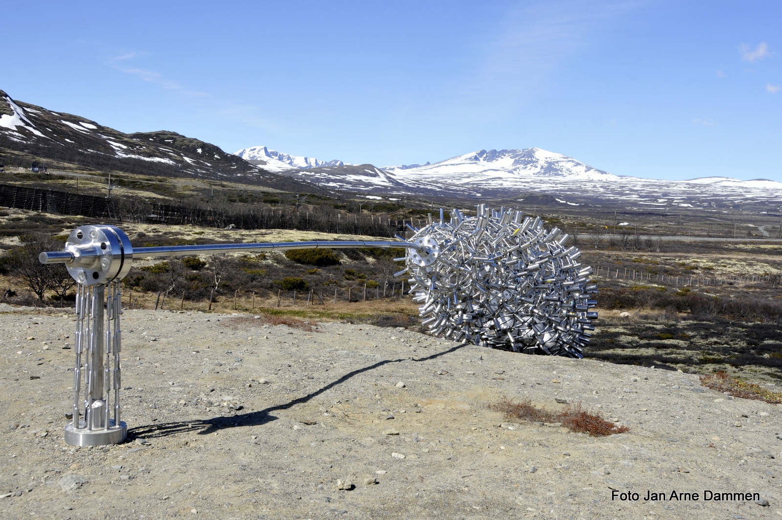 Kjører du over Dovrefjell bør du ta deg tid til en stopp ved skulpturen «Mental genbank» Foto Jan Arne Dammen