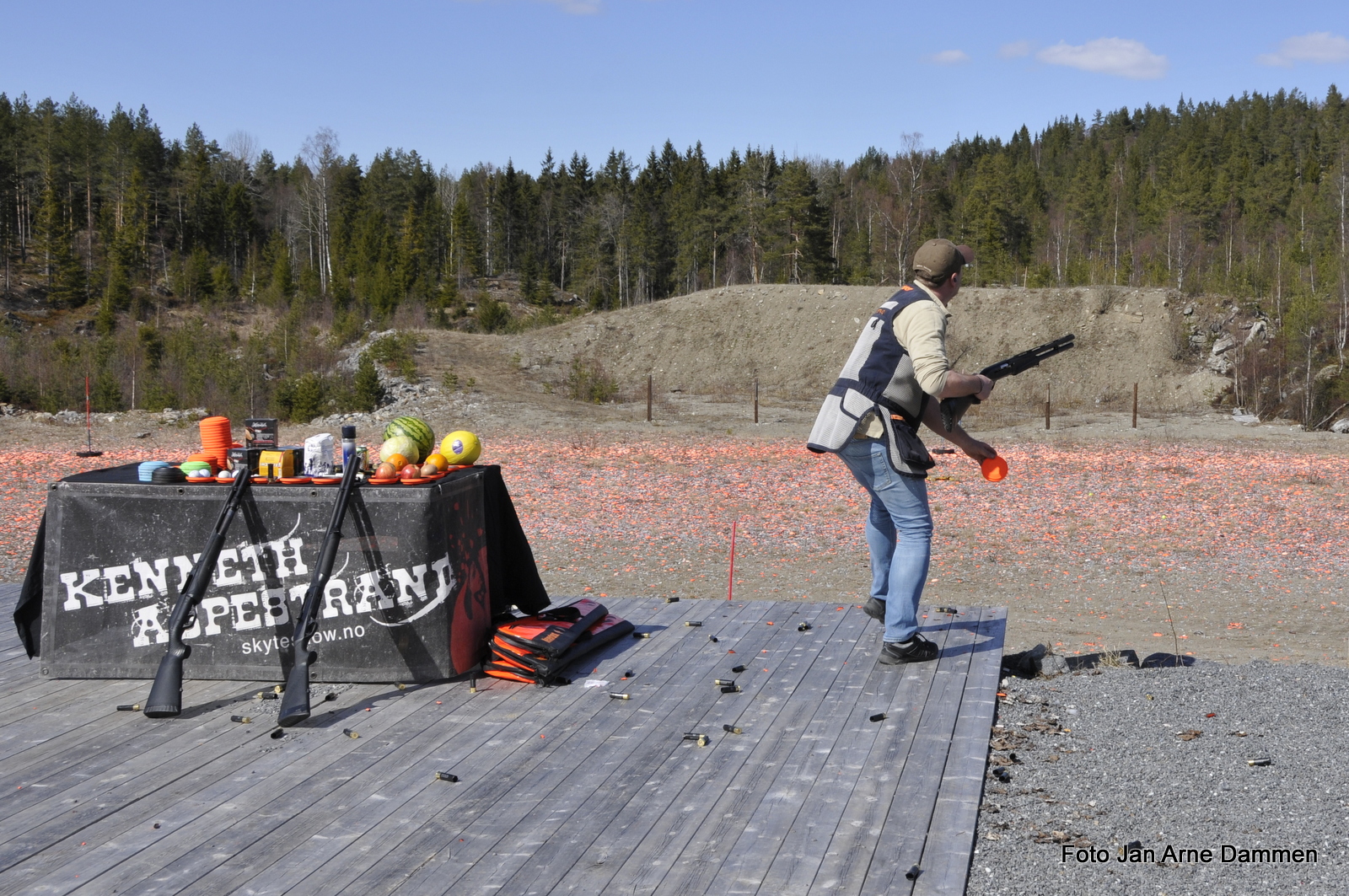 Kenneth tar selv utkastet. Foto Jan Arne Dammen