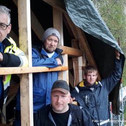 Arve Bakke, kirketjener. Jan Bakkejordet, tømrer og taktekker, Stian Svanheld, fra snekkerfirmaet Arne Olav Brenna. Foran står Erland Thon som er tømrer. Nytt tak bårehus skrautvål kirke fagfolk