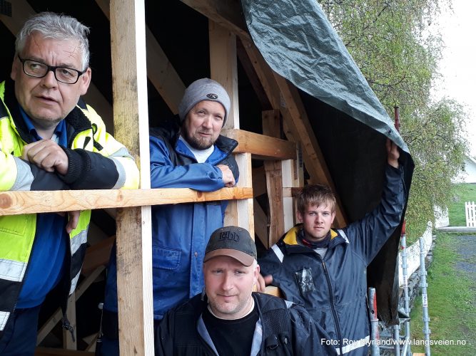 Arve Bakke, kirketjener. Jan Bakkejordet, tømrer og taktekker, Stian Svanheld, fra snekkerfirmaet Arne Olav Brenna. Foran står Erland Thon som er tømrer. Nytt tak bårehus skrautvål kirke fagfolk