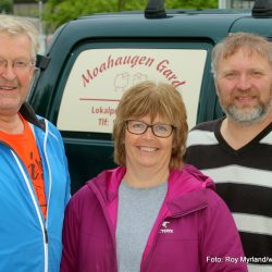 Nils-Olav Tilden (til venstre), Bente Rakstad og Geir Tore Rakstad på Valdresdagen Foto Roy Myrland