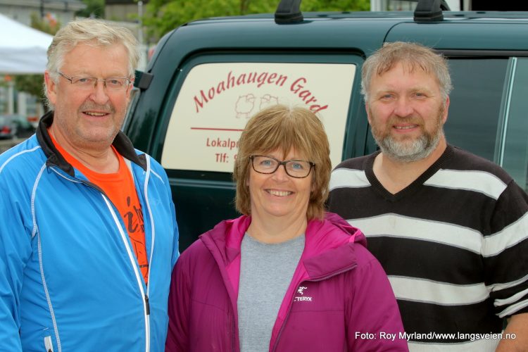 Nils-Olav Tilden (til venstre), Bente Rakstad og Geir Tore Rakstad på Valdresdagen Foto Roy Myrland