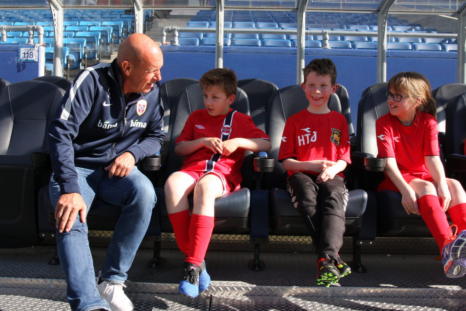 Nils Johan Semb tar en prat med noen av spillerne på benken