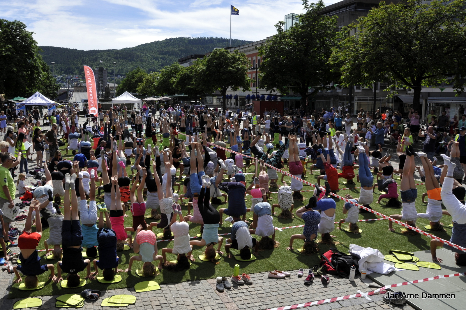 Det anslåes at det var mellom 250 og 300 personer som var med å ståpå hodet under Idrett for alle i Drammen. Foto Jan Arne Dammen