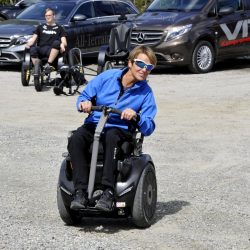 Etter to minutter instruksjon var det full gass for Tone på segway