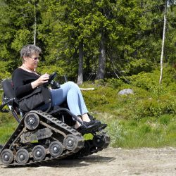Wenche Svendsen fra Drammen testet denne beltegående stolen som tilhører Haglebu Fjellstue Foto Jan Arne Dammen