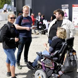 Norges Handikapforbund var sterkt representert. Fra v. Ida fra Quarten, Ivar fra Handikapnytt og Jørgen fra NHF Oslo, her i samtale med Heidi Rygh. Foto Jan Arne Dammen