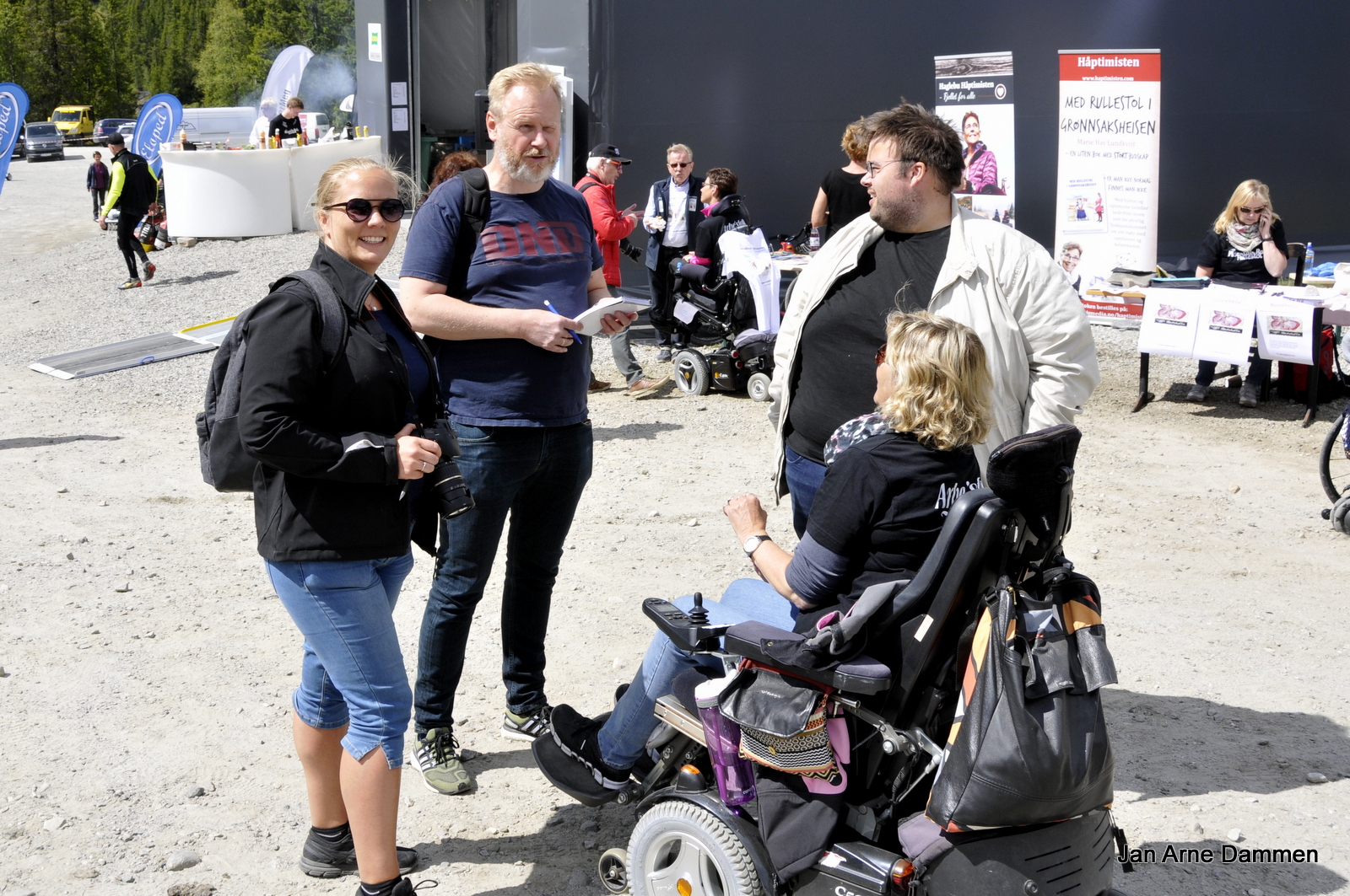 Norges Handikapforbund var sterkt representert. Fra v. Ida fra Quarten, Ivar fra Handikapnytt og Jørgen fra NHF Oslo, her i samtale med Heidi Rygh. Foto Jan Arne Dammen