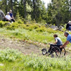 Med rå armstyrke pigget Tone seg fram, men måtte få litt hjelp her Foto Jan Arne Dammen