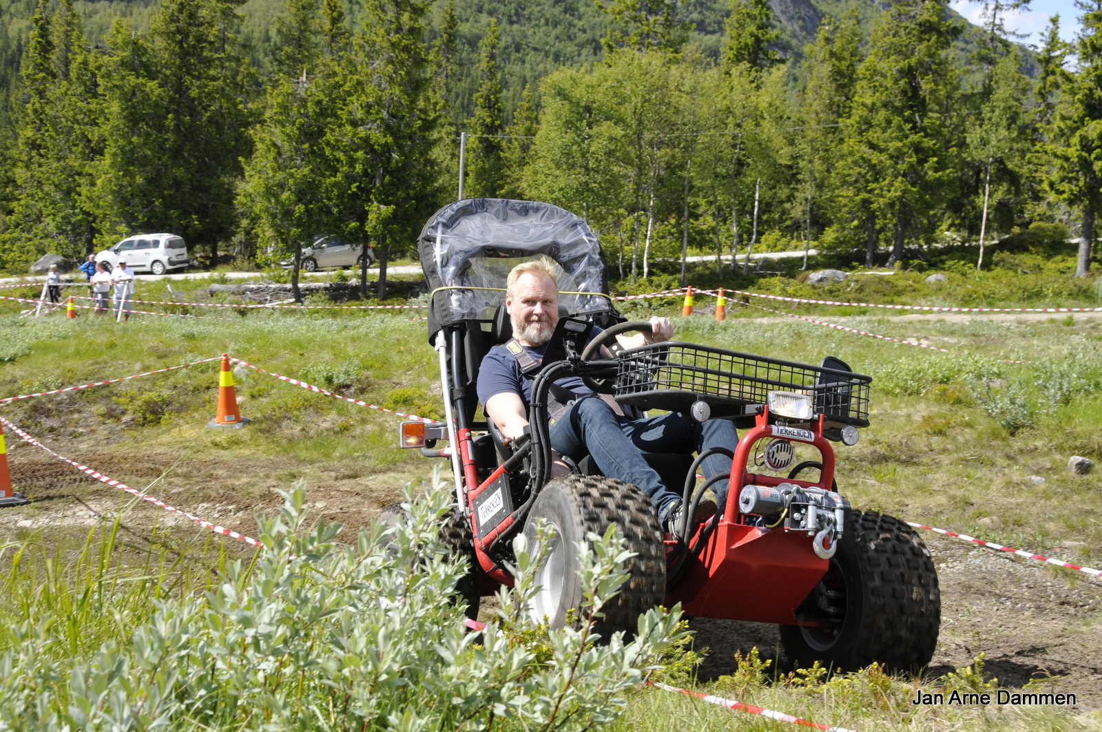 Handikapnytts utskremte Ivar Kvistum testet redskapen og gikk veldig bra lenge. Foto Jan Arne Dammen