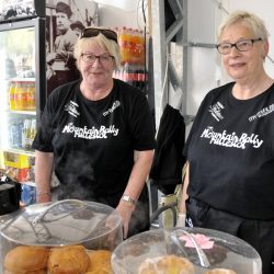 Uten frivillige ville dette ikke vært mulig å få til Her er to blide damer som alltid stiller opp. Gerd Rudi Olsen og Ingrid Solli. Takk for kaffen og gode vafler, Foto Jan Arne Dammen