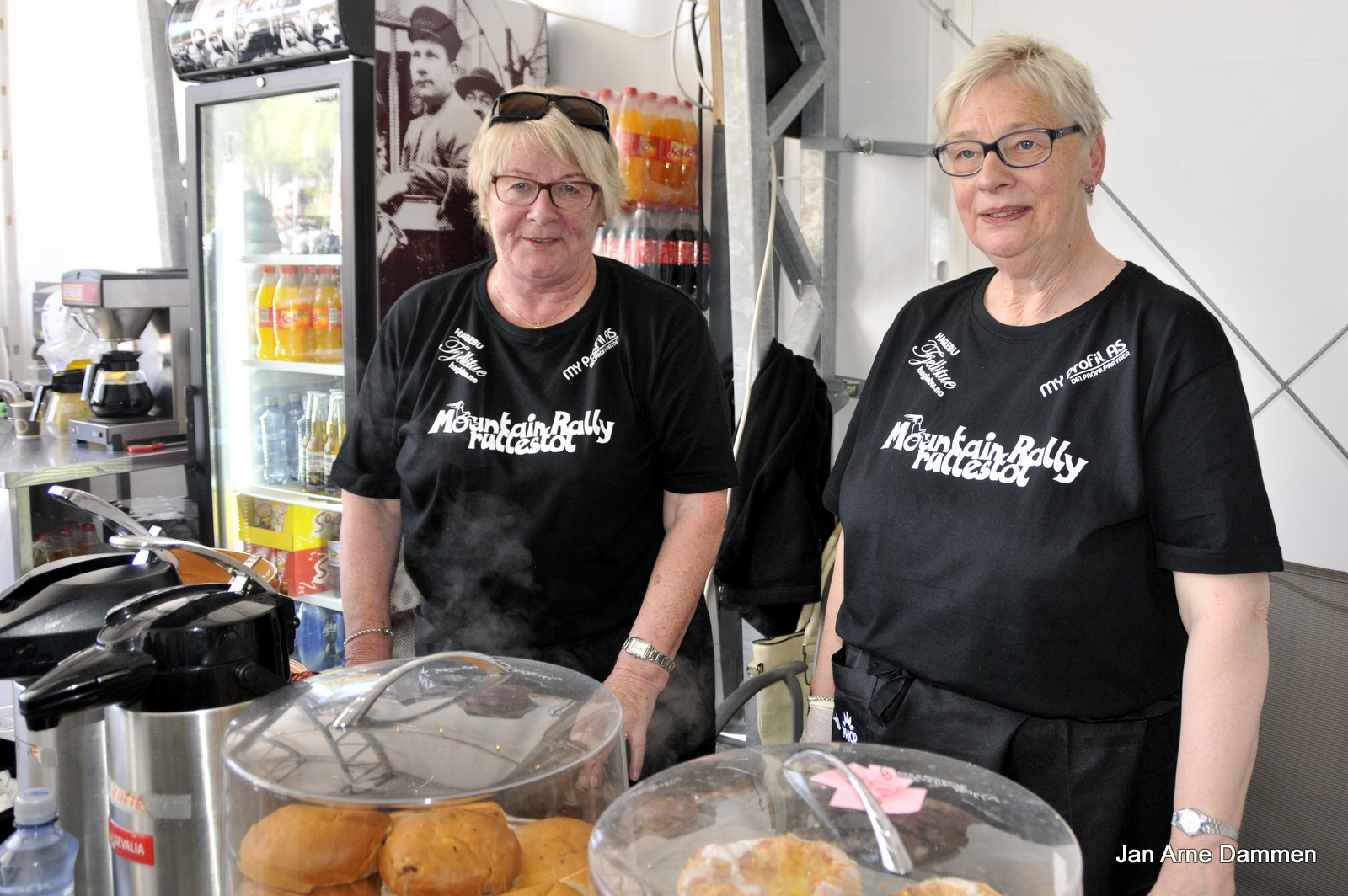 Uten frivillige ville dette ikke vært mulig å få til Her er to blide damer som alltid stiller opp. Gerd Rudi Olsen og Ingrid Solli. Takk for kaffen og gode vafler, Foto Jan Arne Dammen