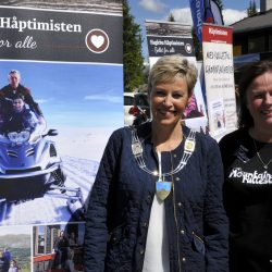 Mountain Rally rullestol ble åpnet av ordfører i Sigdal Tine Norman her sammen med primus motor ved Haglebu Fjellstue Mona Olsen. Foto Jan Arne Dammen