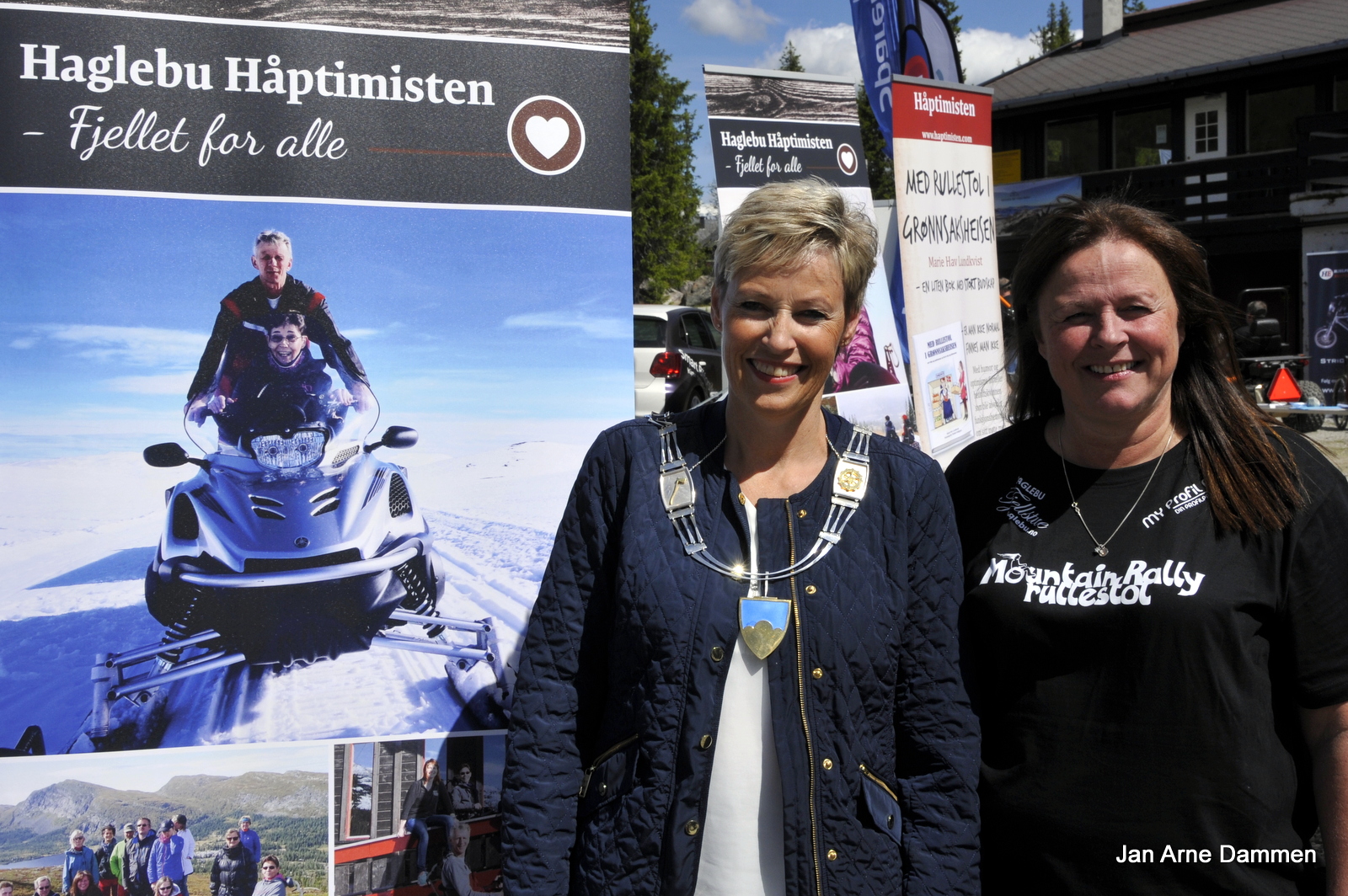 Mountain Rally rullestol ble åpnet av ordfører i Sigdal Tine Norman her sammen med primus motor ved Haglebu Fjellstue Mona Olsen. Foto Jan Arne Dammen