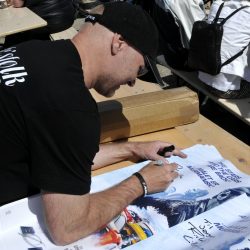 Mr. Mustang Richard Andersen som er eier av bilen og kjørte under innspillingen signerer plakater. Foto Jan Arne Dammen