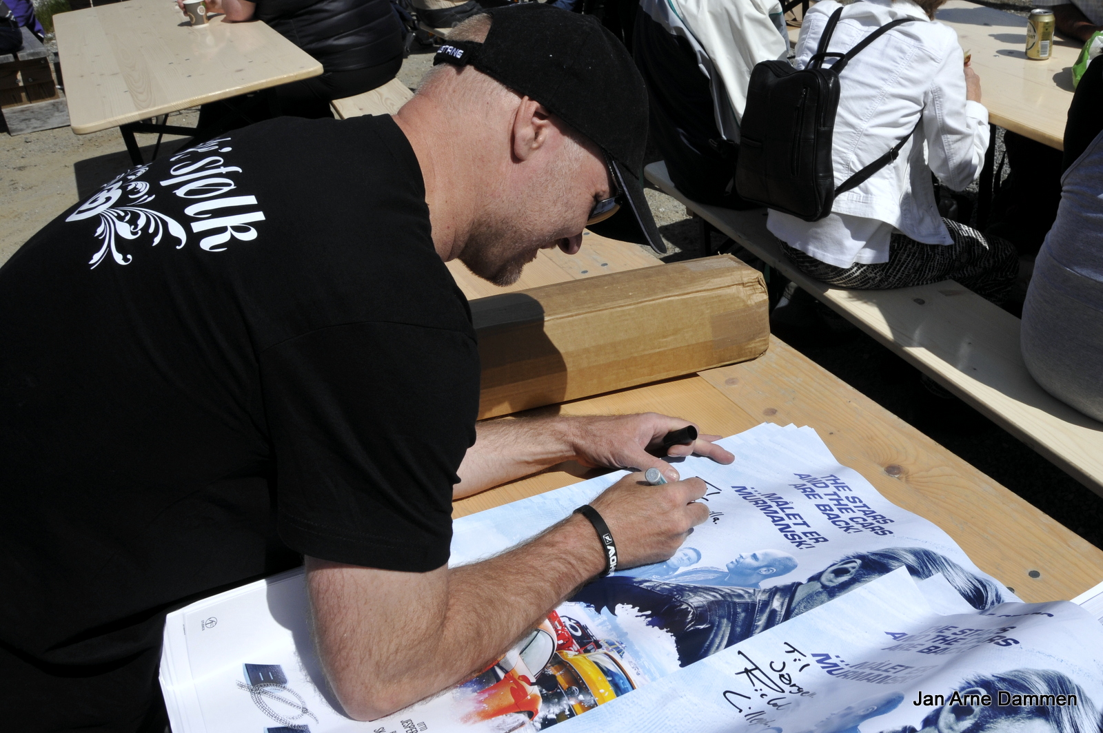 Mr. Mustang Richard Andersen som er eier av bilen og kjørte under innspillingen signerer plakater. Foto Jan Arne Dammen