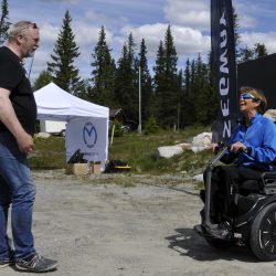 Testing av nytt utsyr var det mange som benyttet seg av. Her får Tone Englund instruksjoner i bruk av Segway fra Ole Gjermundbo fra firmaet TOGEMO. Foto Jan Arne Dammen
