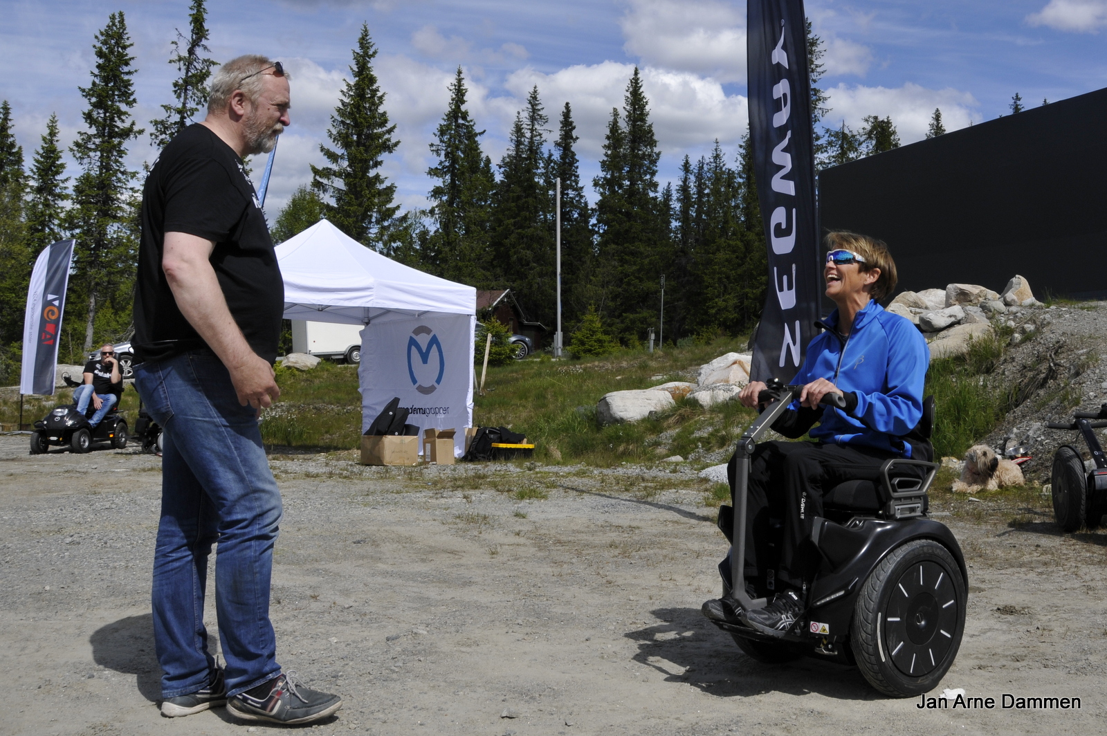 Testing av nytt utsyr var det mange som benyttet seg av. Her får Tone Englund instruksjoner i bruk av Segway fra Ole Gjermundbo fra firmaet TOGEMO. Foto Jan Arne Dammen