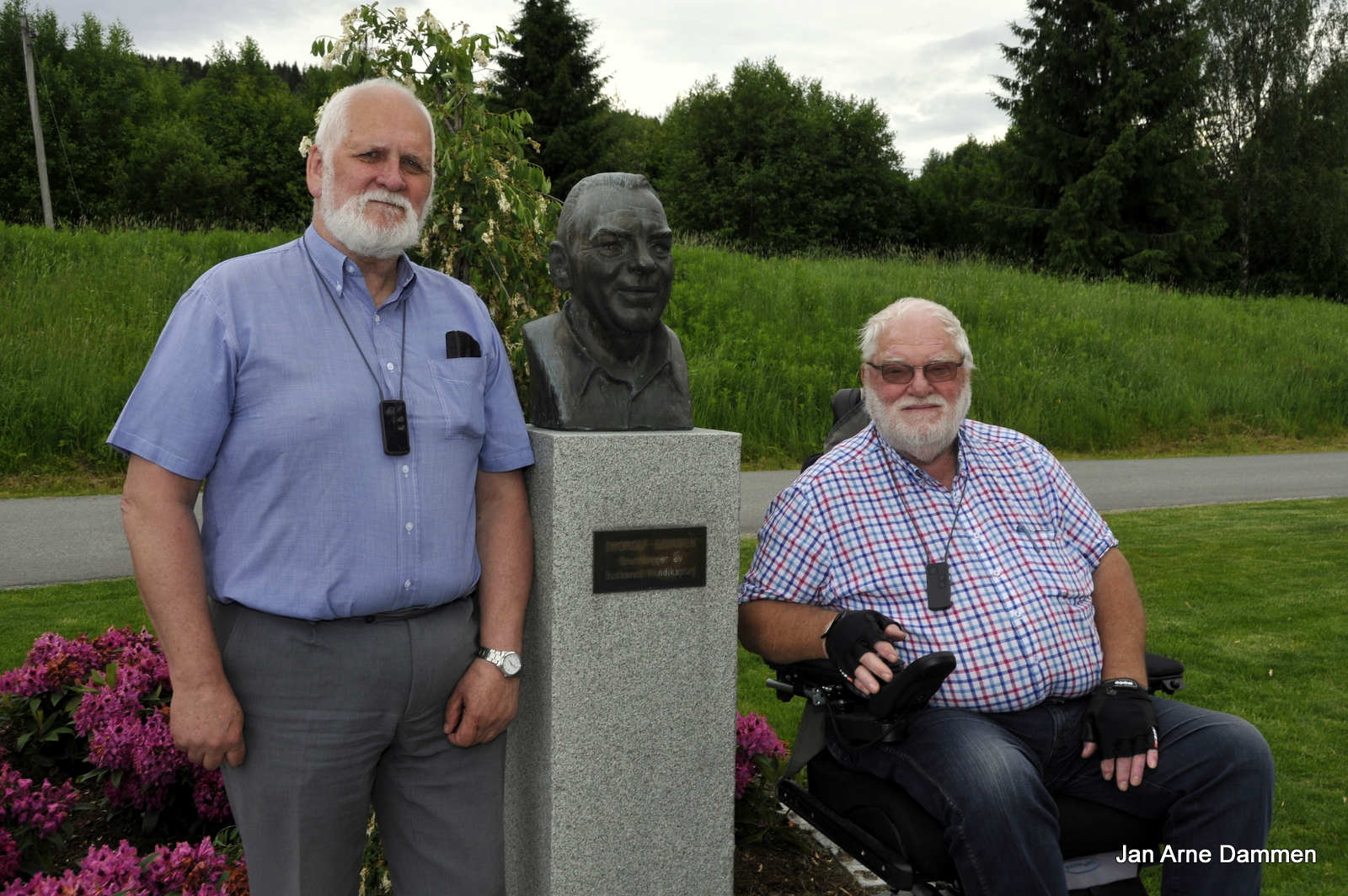 Både Jan Ronald Skogsrud og Arve Kristoffersen har et spesielt forhold til Thorolf Eriksen og Buskerud Rehabiliteringsenter. Foto Jan Arne Dammen