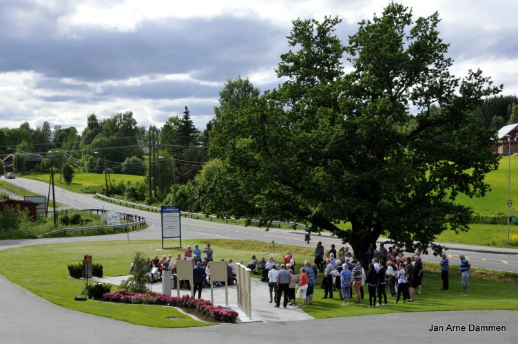 Thorolf Eriksens minnepark ligger ved den gamle eika i Modum. Foto Jan Arne Dammen