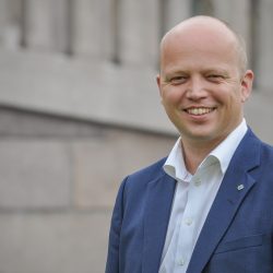 Senterpartiets partileder Trygve Slagsvold Vedum er på en 18 dagers lang turne med buss rundt i alle fylker i Norge