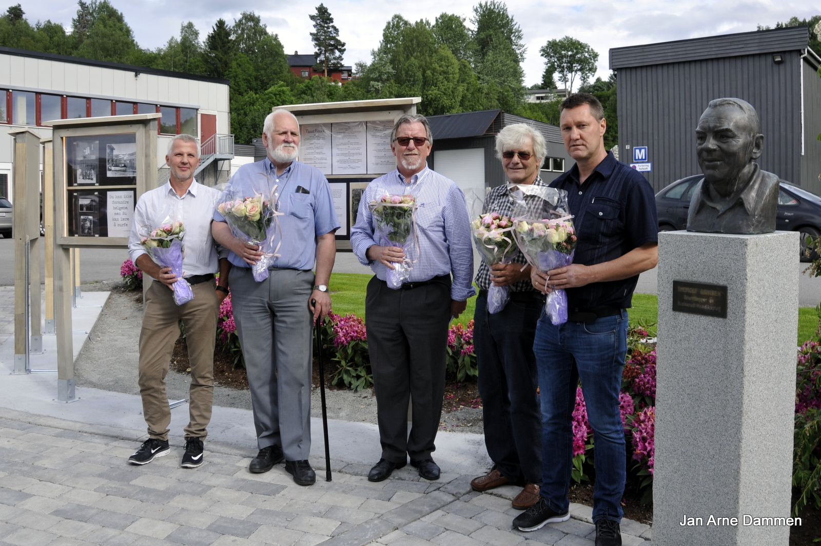 På vegene av styret og bedriften delte Per Buxrud blomster til fra v. Sverre Pedersen, Jan Ronald Skogsrud, Ole Martin Kristiansen, Philip Steiner og Thor Atle Moholdt.Foto Jan Arne Dammen