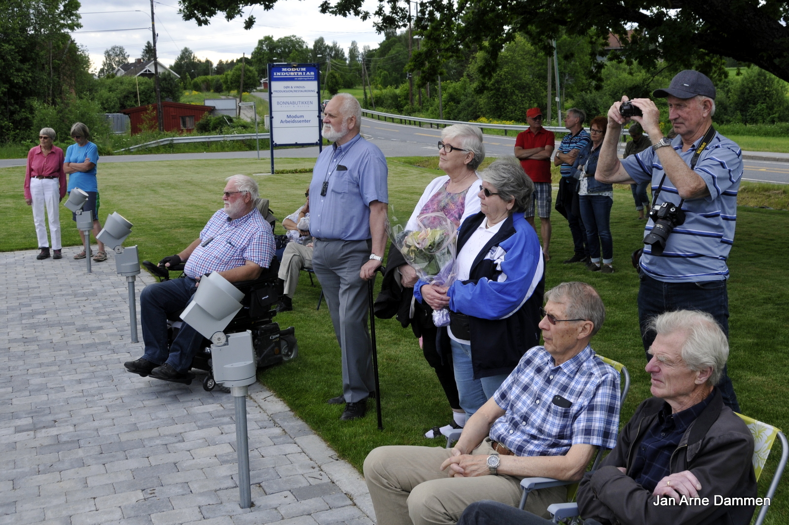 Både tidligere ansatte og beboere hadde møtt fram til åpningen av Thorolf Eriksens minnepark. Foto Jan Arne Dammen